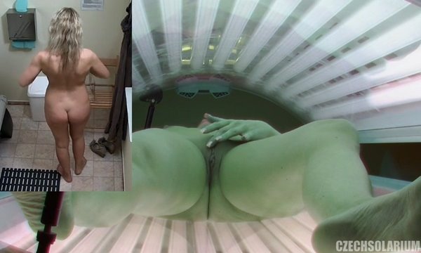 Запись скрытой камеры внутри лежачего солярия с красивой блондинкой.