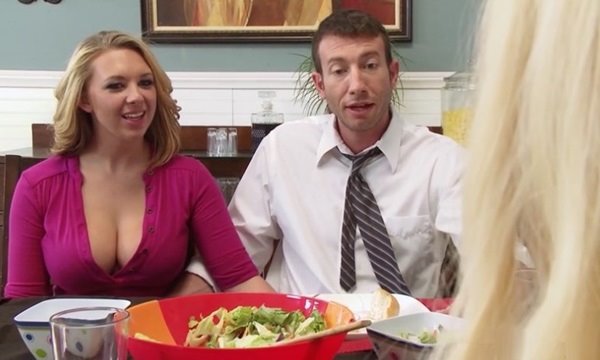 Грудастая чика пристает к своему учителю на ужине у них дома.