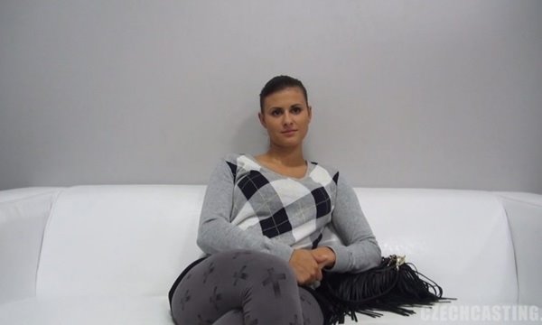 Изящная чешская девушка пришла на порно кастинг.