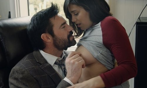 Сладострастная брюнетка завела интеллигента не на шутку.