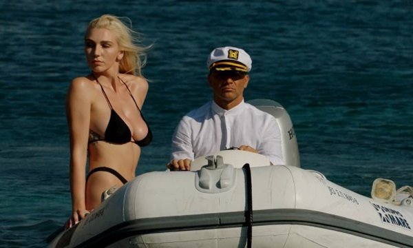 Красивая грудастая блондинка отлично проводит время на берегу океана с капитаном яхты.