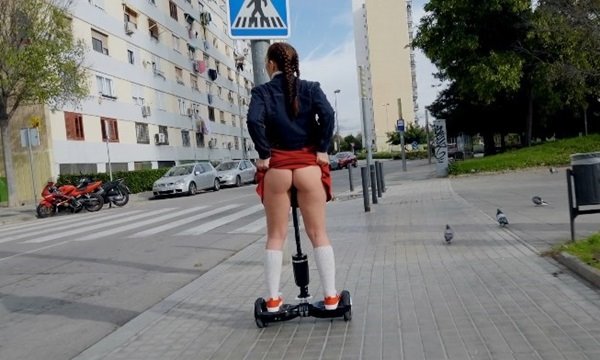 Уловка с гиробордом для девушек без трусиков.