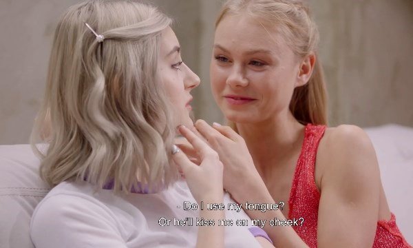 Комфортное уединение двух молодых русских девушек.