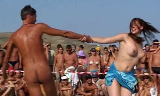 Эротичные танцы соревнование на нудистском пляже.