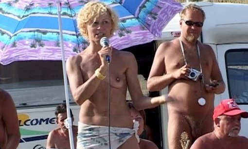 Зрелая тетя показывает молодым как надо танцевать на логом пляже.