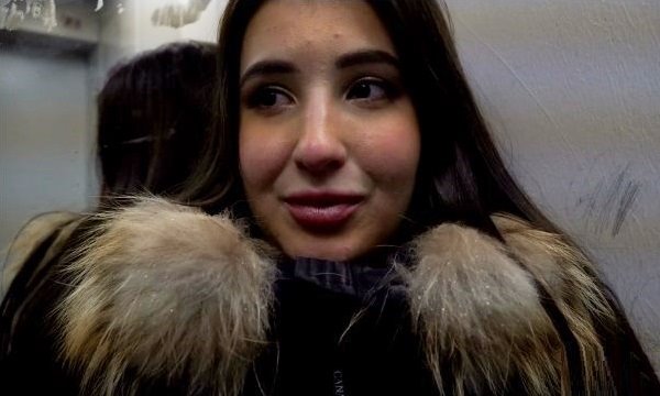 Попалась куколка коллектору в лифте, попу тут никуда не спрячешь.