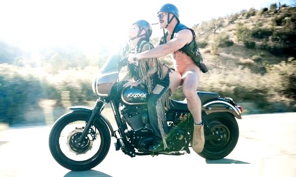 Пыль скорость и секс, Байкерская жизнь в лучшем её виде.