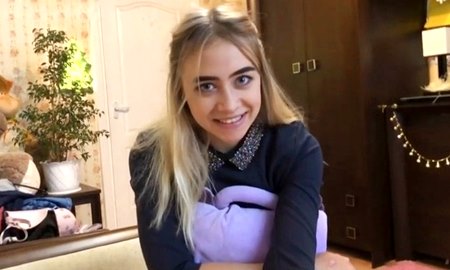 Русская милашка тренится с братом перед первым свиданием с Марком с которым она хочет секса.