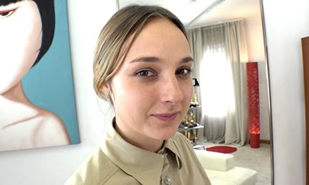 Красивая, умная и специфическая венгерка трахнута в волосатую письку на кастинге Рокко.