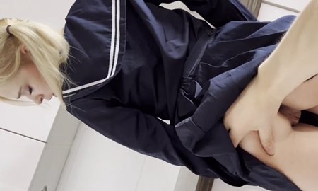 Брат суёт сестре руку под платье и до писка трахает её тугую киску своей балдой.