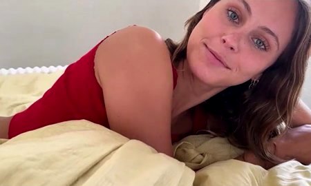 Девушка нашла у брата телефон с порнухой и напросилась на секс и кончу в рот.